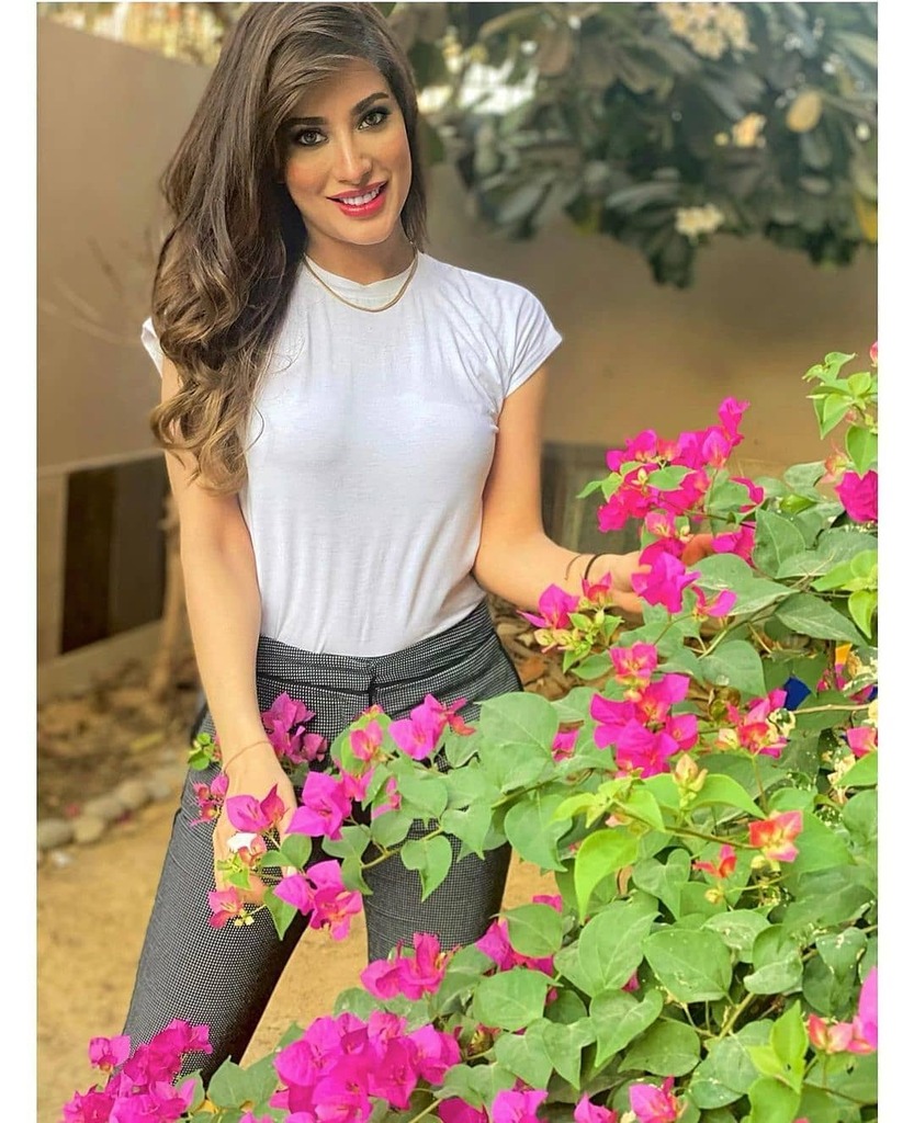 Mehwish Hayat slaying in checkered trousers and basic white ❤️ Never disappoints us with her fashion sense
 @mehwishhayatofficial 

#mehwishhayat #mehwishhayatofficial #showbizfashion #showbizfashionpk #pakistanifilms #pakistaniactress #celebrities #pakistanicelebrities