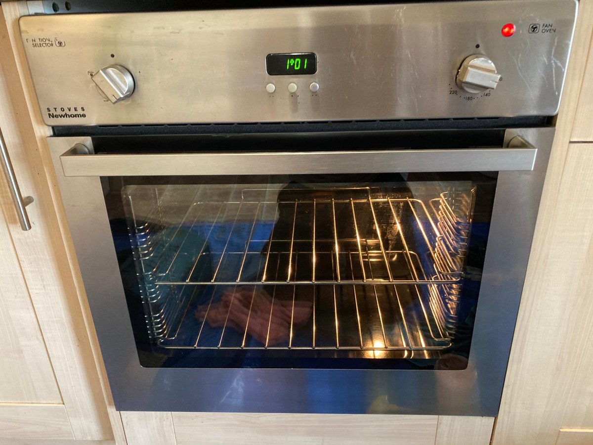 TheCleanOvenCo's tweet photo. Another rental done today for Davis and Sons #ovencleaning #supportsmallbusinesses #oven #cooking #landlord #rental #cleaning https://t.co/QE3blyFBeg