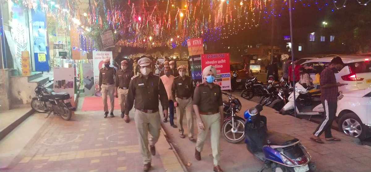 AcpBadarpur's tweet photo. With you for you...Ensuring safety and security during festival season..patrolling in Pul Prahladpur markets.. https://t.co/kicXHnNxk4