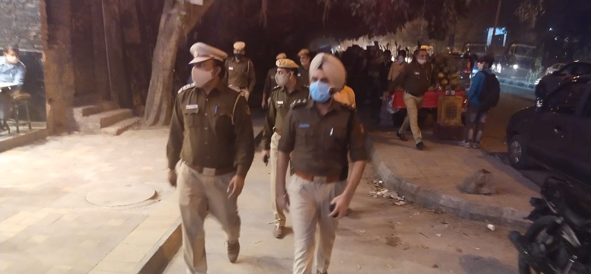 AcpBadarpur's tweet photo. With you for you...Ensuring safety and security during festival season..patrolling in Pul Prahladpur markets.. https://t.co/kicXHnNxk4