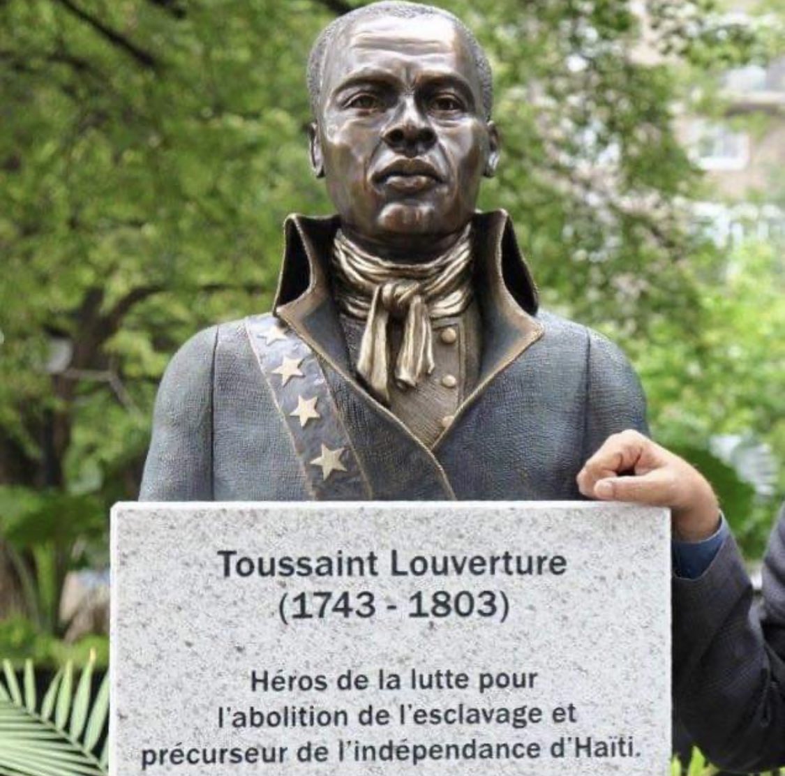 Mais il existe également des statues de Toussaint aux États-Unis au musée afro-américain - National Museum of African American History and Culture, au Bénin à Allada, au Canada (Québec, Montréal), à Cuba