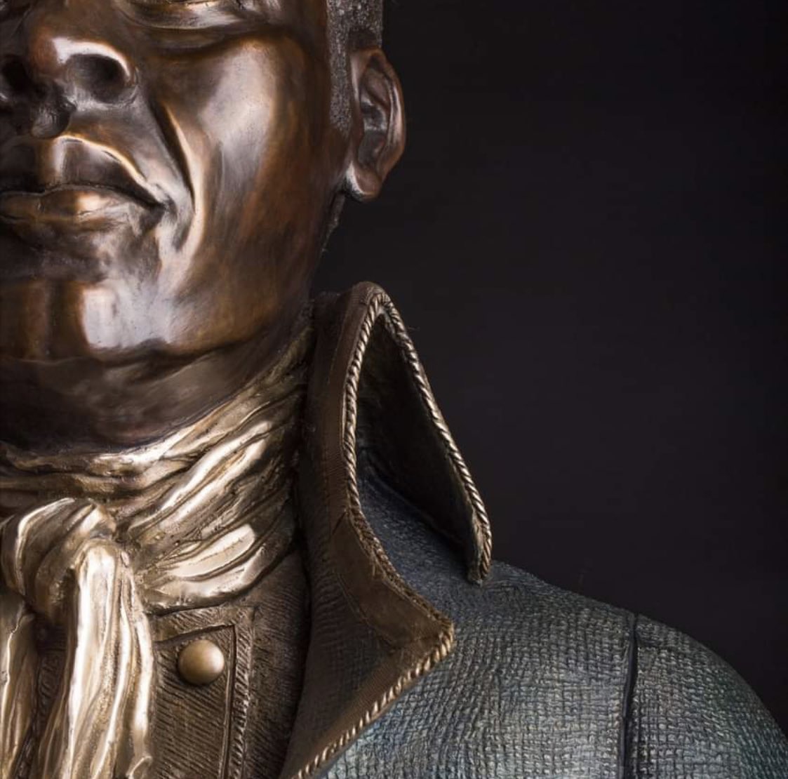 Mais il existe également des statues de Toussaint aux États-Unis au musée afro-américain - National Museum of African American History and Culture, au Bénin à Allada, au Canada (Québec, Montréal), à Cuba
