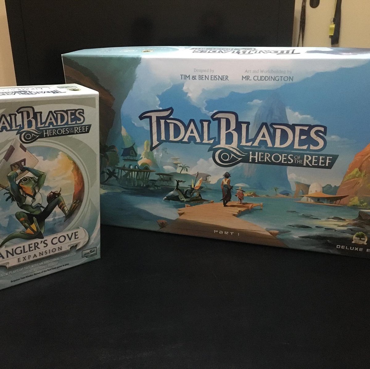 PlanetaMeeple's tweet photo. El lunes recibimos el tan esperado Tidal Blades - Heroes of the Reef. ¡Y es simplemente hermoso! Un mega aplauso 👏🏻🙌🏻 para @DruidCityGames, #MrCuddington y @skyboundgames
#PlanetaMeeple #Boardgames #JuegosdeMesa #TabletopGames #TabletopPR #TidalBlades https://t.co/I69DQFd8QZ