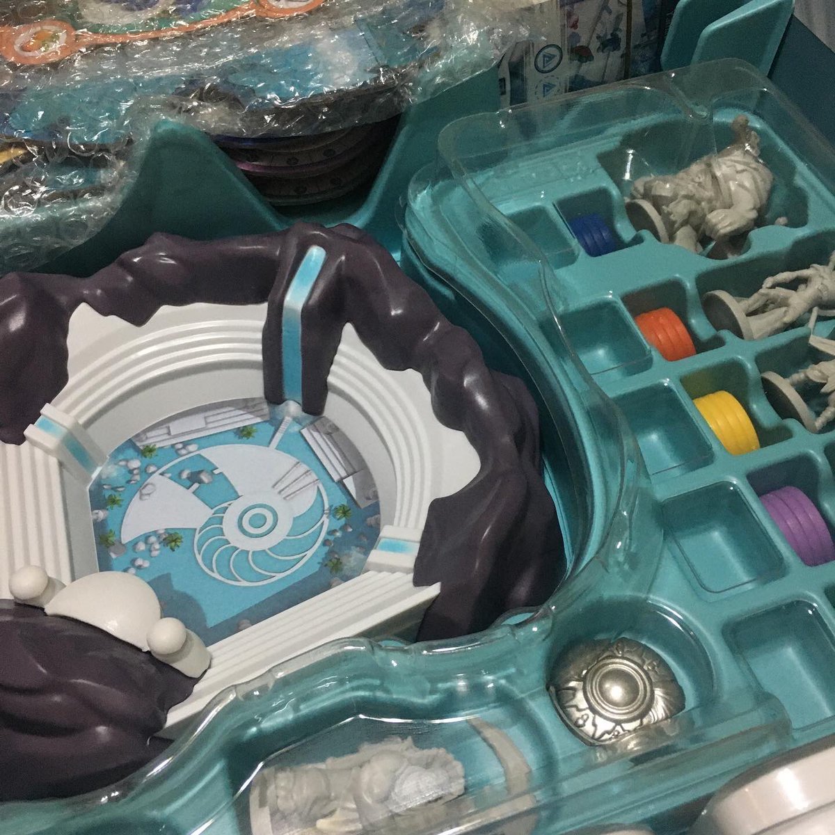 PlanetaMeeple's tweet photo. El lunes recibimos el tan esperado Tidal Blades - Heroes of the Reef. ¡Y es simplemente hermoso! Un mega aplauso 👏🏻🙌🏻 para @DruidCityGames, #MrCuddington y @skyboundgames
#PlanetaMeeple #Boardgames #JuegosdeMesa #TabletopGames #TabletopPR #TidalBlades https://t.co/I69DQFd8QZ