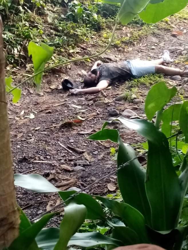 ElRebeldeGt1's tweet photo. #SUCHITEQUEZ  persona fallecida de Género masculinolocsluzada en Aldea Margaritas de San Antonio Suchitepéquez,sin identificar a la espera de las Autoridades correspondientes @vichoguate @RBCNoticiasGT @juanVictorCas1 @MTunchez_19 @FridelMejicanos https://t.co/Dw6cee5G6C