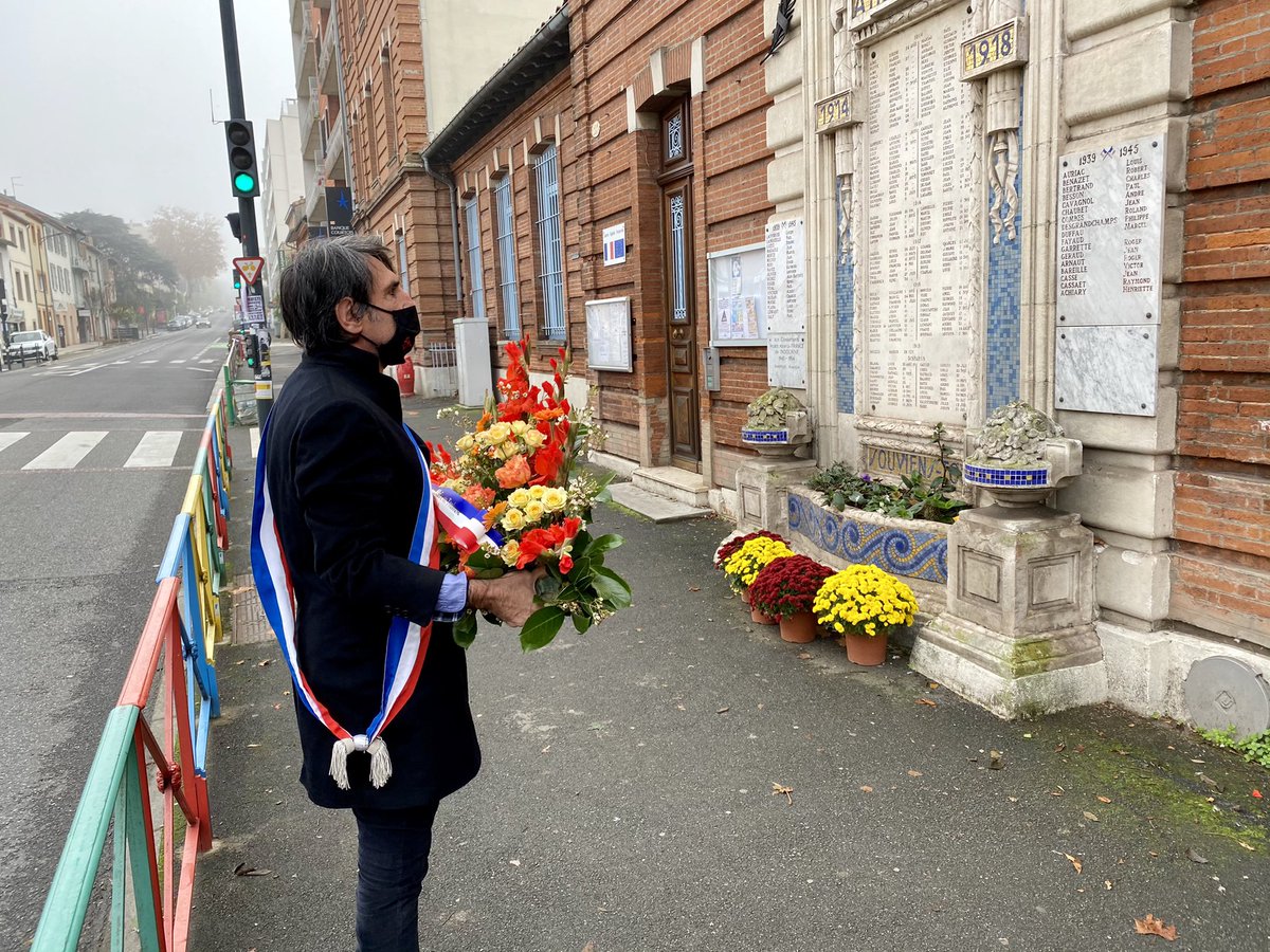 pierreesplugas's tweet photo. Dépôt de gerbe au nom de @jlmoudenc à l’école Jean Chaubet en souvenir du 11  novembre https://t.co/jKbPBNggDp