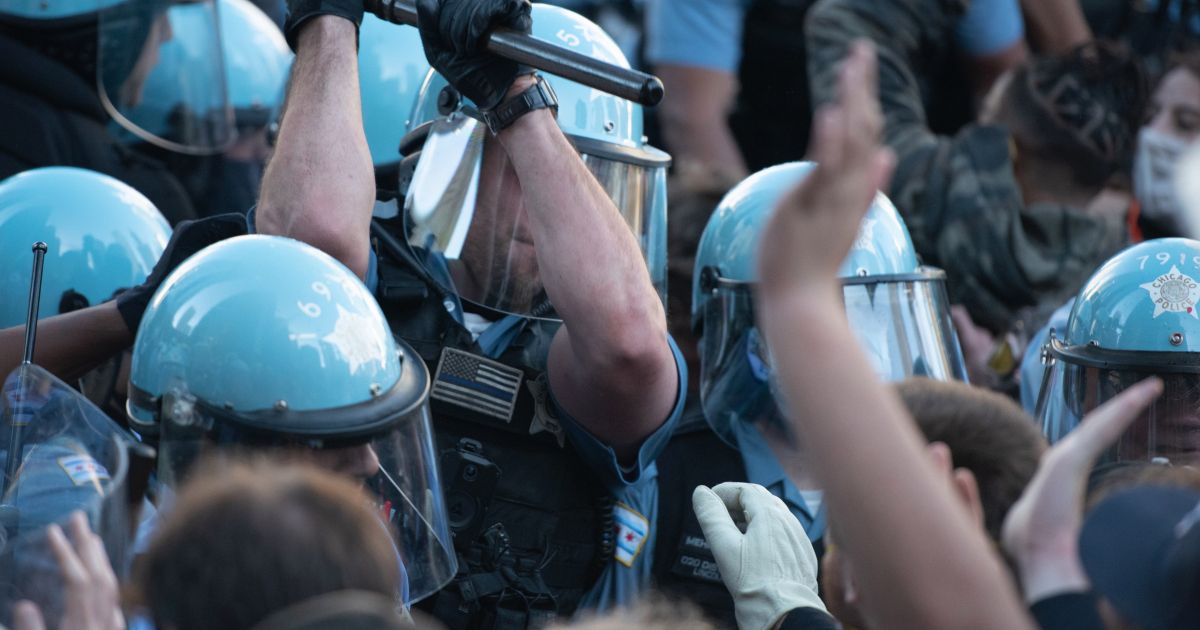 BlockClubCHI's tweet image. Chicago police racked up so many complaints during summer protests a special unit was created to investigate.

Eight officers have been relieved of police powers s far: buff.ly/38xPqez.