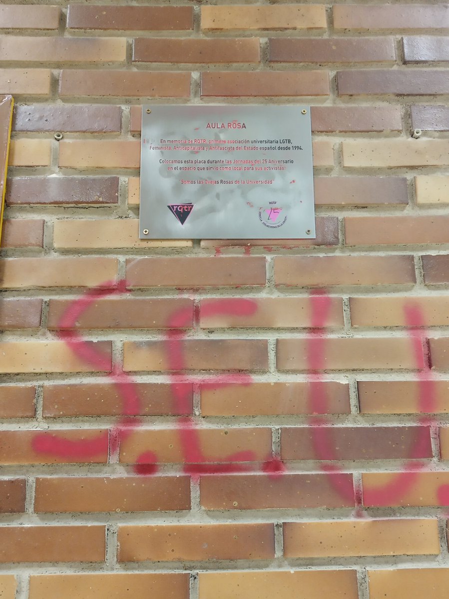 Unos nazis han intentado borrar nuestra presencia de la facultad. Se ve que les molestan las transmaribibolleras visibles, y eso es porque saben que somos las primeras que les plantamos cara a ellos y al fascismo. Seguiremos llenando de purpurina y antifascismo la universidad! 👇🏿