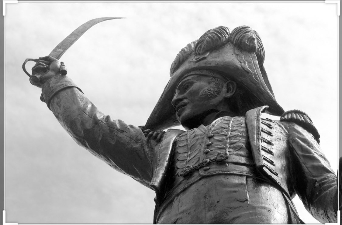 Dessalines, le grand héros haïtien est malheureusement sous représenté. Il est cependant reconnu en Équateur à Quito et au Benin.