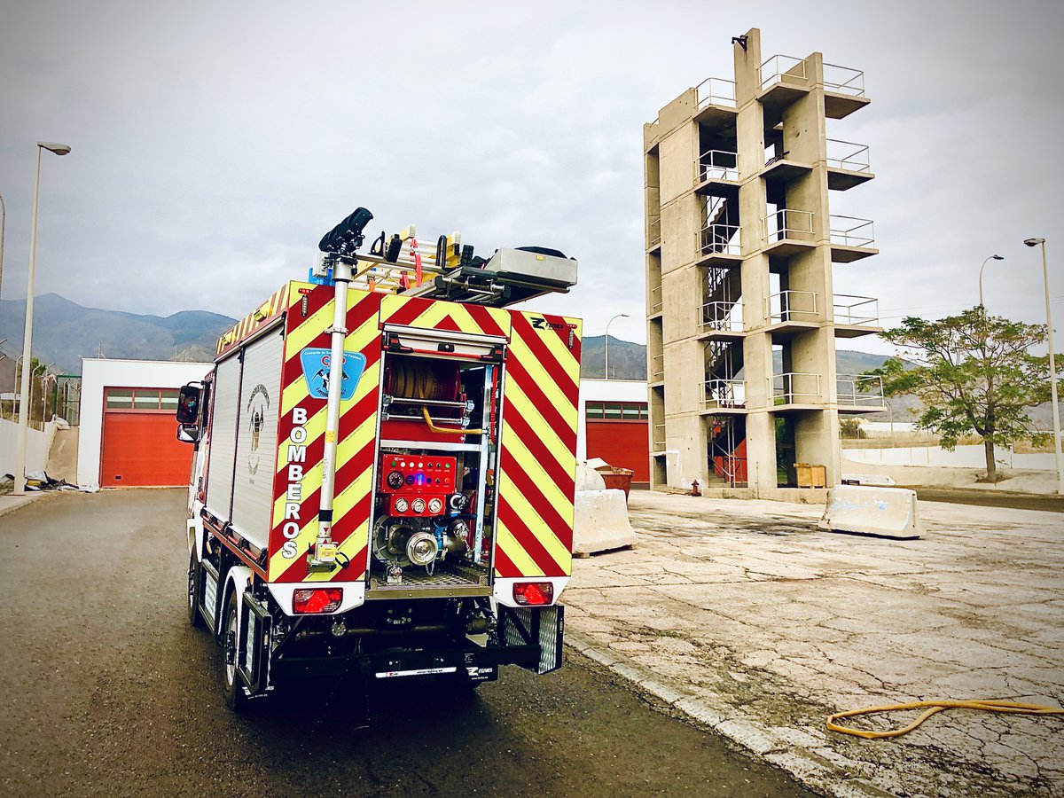 Feniks_CyS's tweet photo. Entregado un nuevo BULKANO al Consorcio de Bomberos del Poniente Almeriense.

Con 1,70 m de ancho es la autobomba más estrecha del mercado en su segmento. 

@dipalme_almeria
#AebiSchmidt

#Feniks #contraincendios #emergencia #Bomberos https://t.co/xfH3JjJFPl