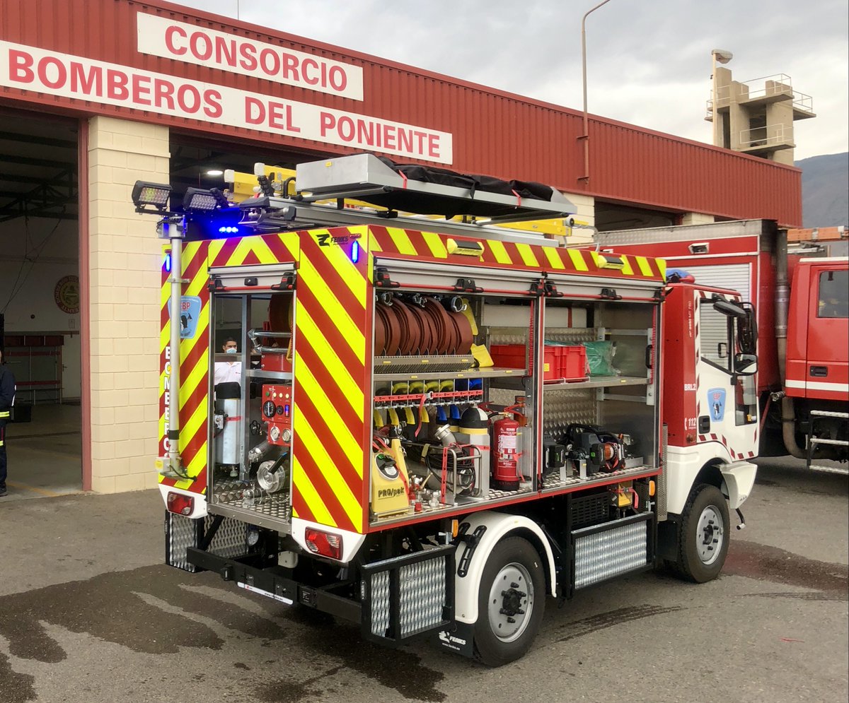 Feniks_CyS's tweet photo. Entregado un nuevo BULKANO al Consorcio de Bomberos del Poniente Almeriense.

Con 1,70 m de ancho es la autobomba más estrecha del mercado en su segmento. 

@dipalme_almeria
#AebiSchmidt

#Feniks #contraincendios #emergencia #Bomberos https://t.co/xfH3JjJFPl