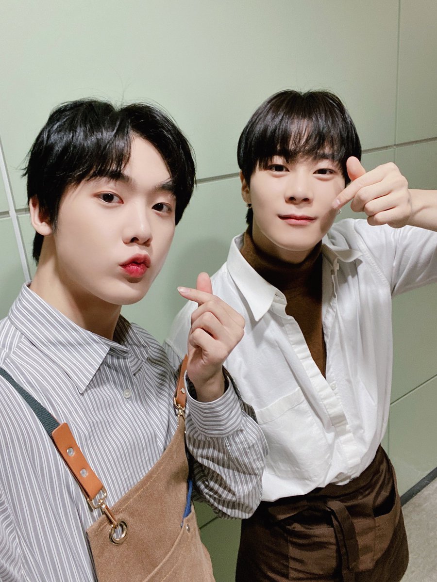 ASTRO_Staff's tweet photo. [#아스트로 #문빈 #윤산하]
🌟201111 MBC M #쇼챔피언 🌟

바리스타가 되어 본 딴콩☕️
커피처럼 따뜻하고 달달함의 인간화
그게 바로 문빈과 산하...☆★
쇼챔보며 포근한 하루 되었길 바라요💜

#ASTRO #AROHA #아로하 https://t.co/peyyevgbzu