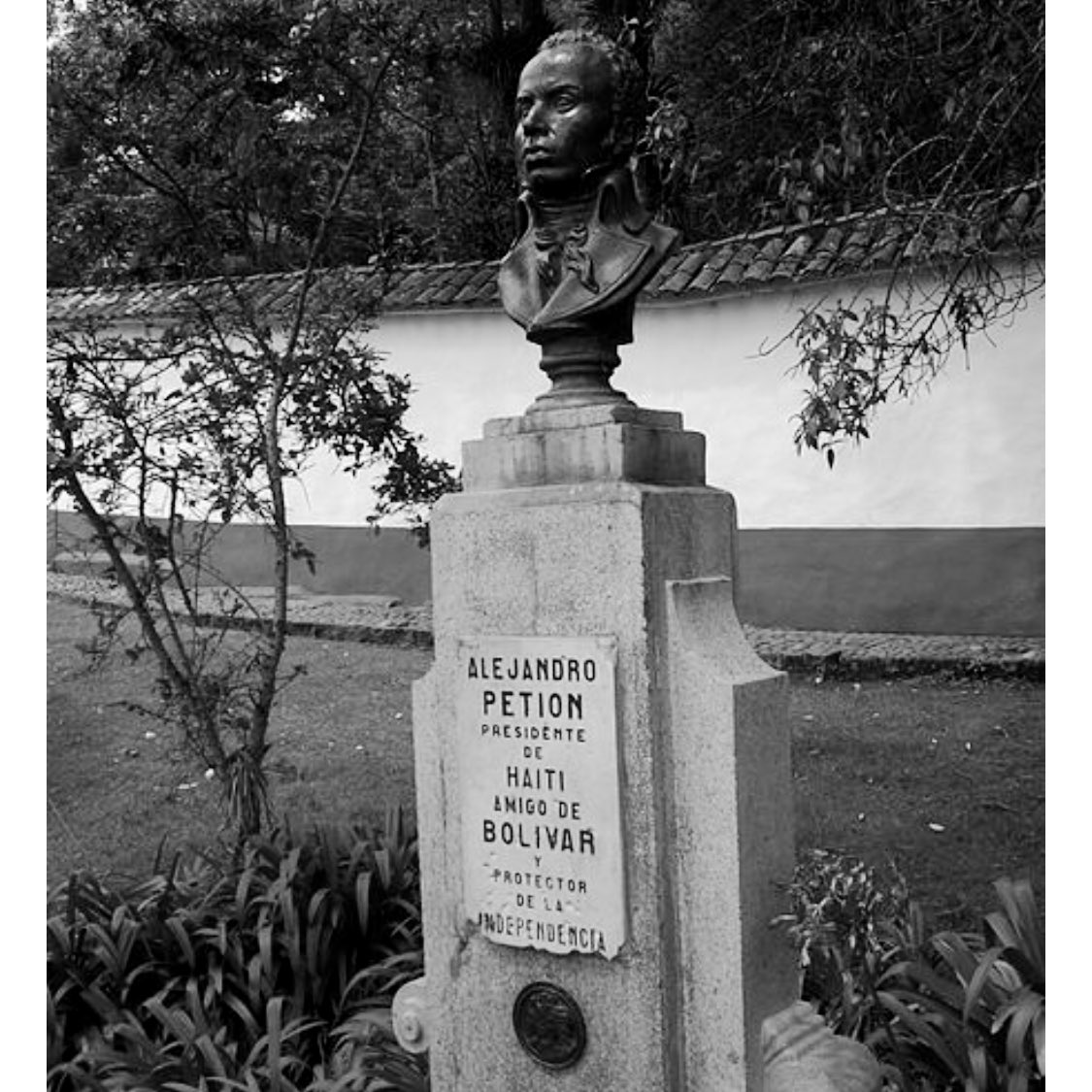 Ainsi on le retrouve principalement en Colombie (deux statues) à Bogotá et à Calí, en Équateur à Quito, en Argentine à Buenos Aires et à Cuba à Santiago.