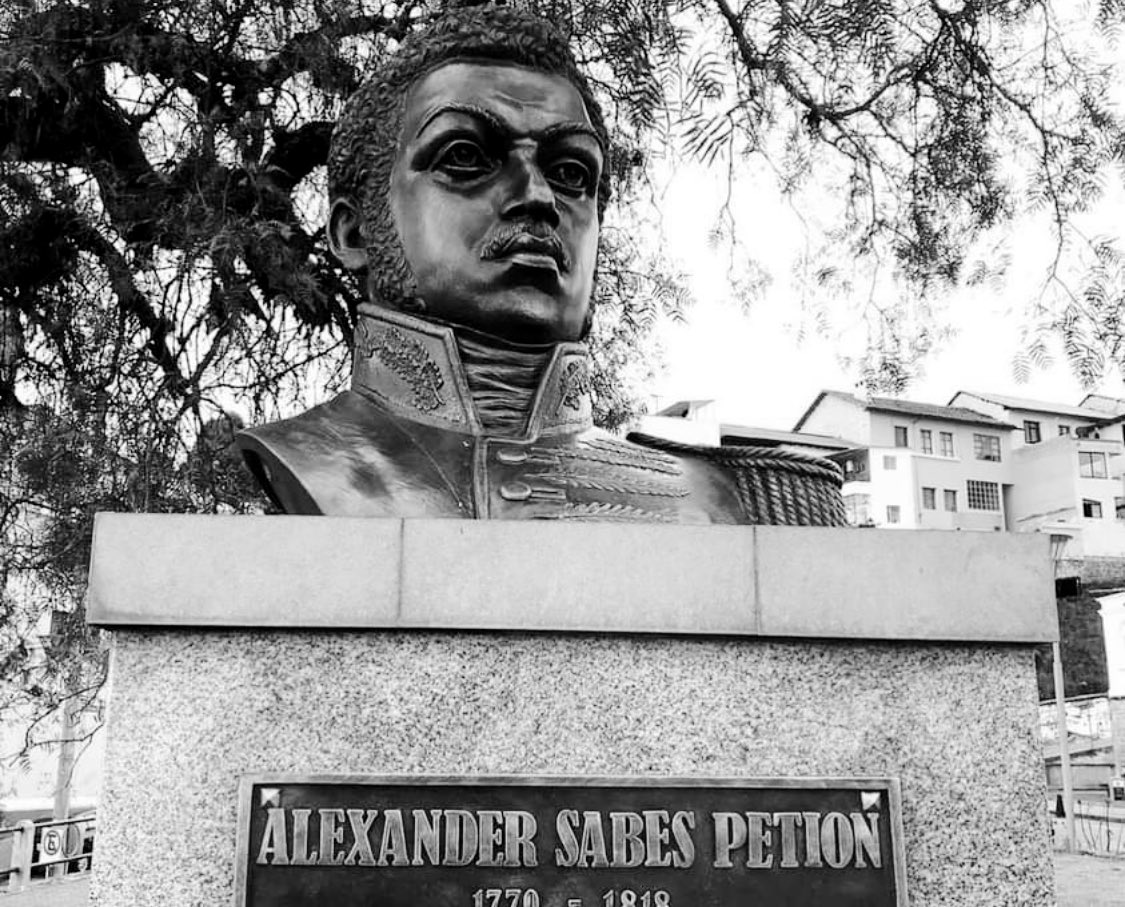 Ainsi on le retrouve principalement en Colombie (deux statues) à Bogotá et à Calí, en Équateur à Quito, en Argentine à Buenos Aires et à Cuba à Santiago.