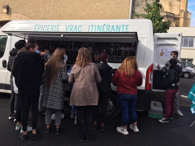 32Sep's tweet photo. A la @32Sep les élèves de CAP EPC se lancent également dans leur chef d'œuvre : créer un site de e-commerce zéro déchet. #zerodechet @zerowasteeurope @LpoA_Fournier32 
https://t.co/onHnt707sf
https://t.co/U4XRSlKt5N
Découvrez bientôt le nom, le slogan et le début de l'aventure ! https://t.co/go1tQ1IQK1