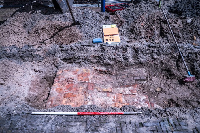 JonathanJanson9's tweet photo. Just became aware that in June 2019,  section of Mechelen had been uncovered during routine sewage maintenance. Vermeer lived in Mechelen from the age of 9, but Mechelen was torn down in 1851. Should have preserved it under glass but city officials said it was too expensive. https://t.co/NluVPHF6Ip