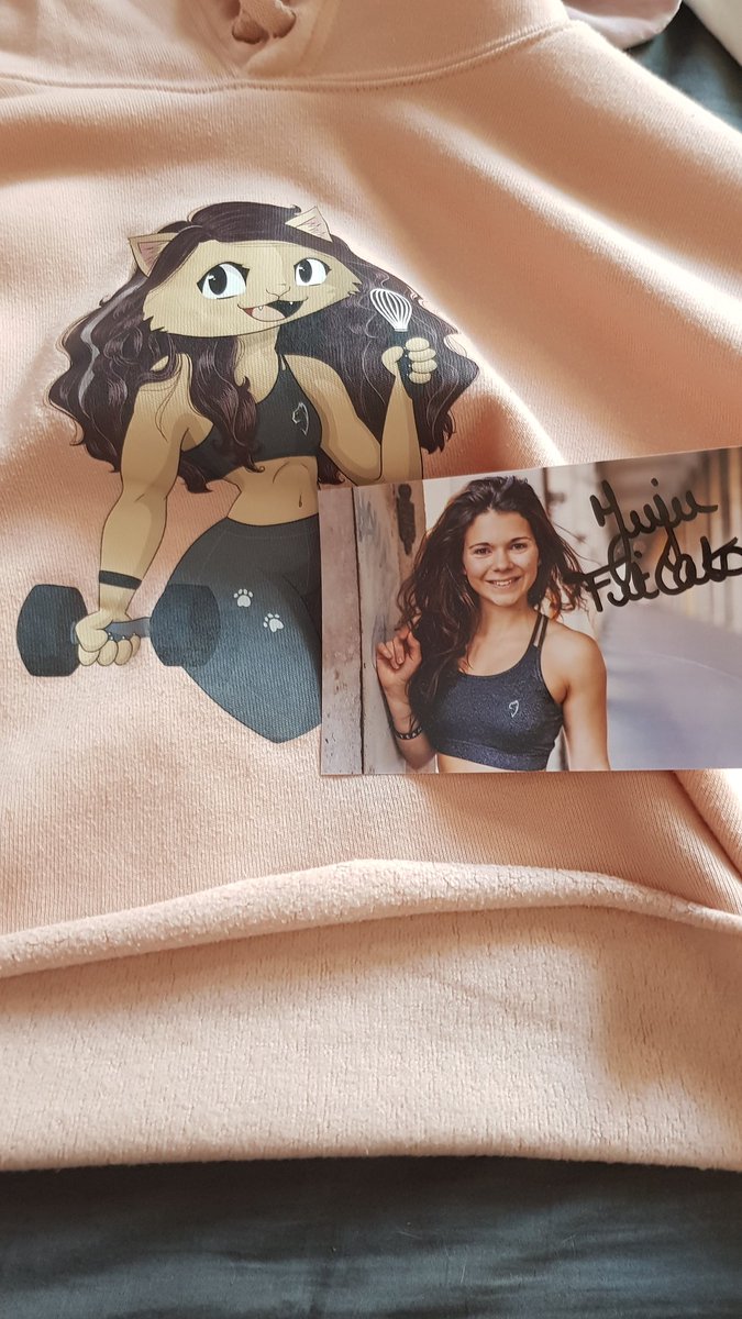 FanJujufitcat's tweet photo. Crop top de @jujufitcats + photo dédicacé arrivé il est trop beau
T the best Juju💖 https://t.co/2gdlILnmG6