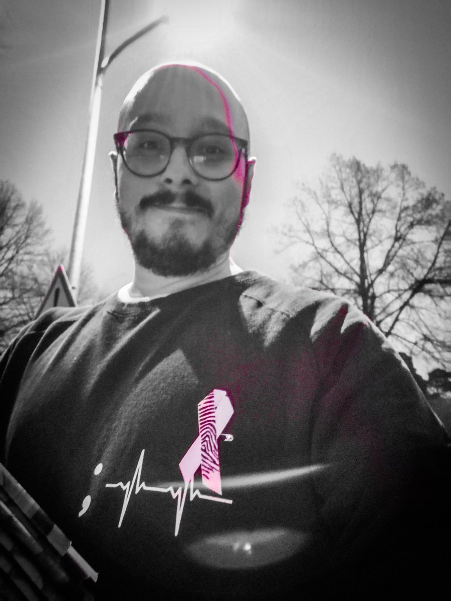 HakaLasse's tweet photo. #Roosanauha ja @depressioco. 
Tärkeällä asialla molemmat.
Minä jaan sateessa mainoksia.
#postiljouni https://t.co/JMfjeUJ6if