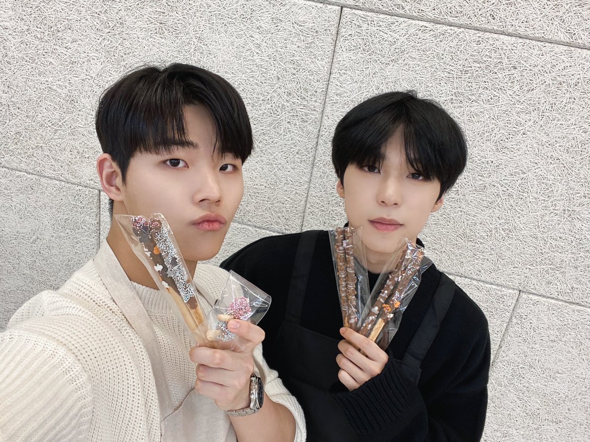 GHOST9OFFICIAL's tweet photo. [#GHOST9]

준형, 이신, 강성, 진우와 함께하는 빼빼로 만들기 #VLIVE 🐻🦊🐿🐣

우당탕탕이었지만 멤버들에게 빼빼로를 선물하며, 훈훈하고 행복한 #빼빼로데이 를 보낸 #고스트나인 👻✨

팬분들의 오늘 하루도 고스트나인의 빼빼로데이처럼 행복한 하루였으면 좋겠습니다🥰 https://t.co/r4mt0VxilO