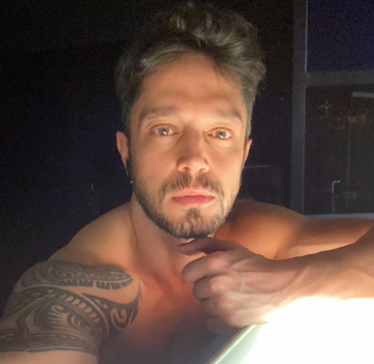، tweet media