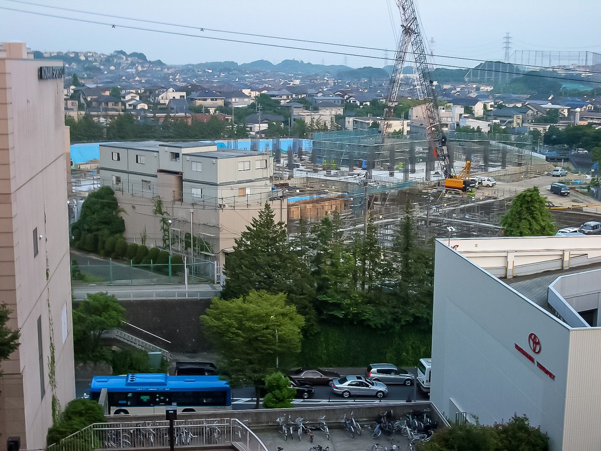 三日画師 Ar Twitter 新百合ヶ丘駅南口の新百合ヶ丘ビブレ 現イオンスタイル新百合ヶ丘 から工事中の昭和音楽大学南校舎を見る 日前に見たときよりも鉄筋の柱が高く伸びている 05年6月25日撮影