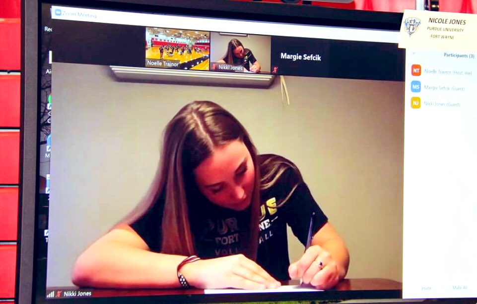 RedHawkVB's tweet photo. Another National #ProgramSigningDay ✍️🏐✍️ Congrats to Ewelina (@GoMasonWVB) Ellie (@gbphoenixvb) Molly (@BRADLEYvolley) &amp; Nikki (@MastodonWVB) on signing their Letters to Play @NCAAVolleyball ❗️ #Program21 ☝️ https://t.co/33LY9vx8WX