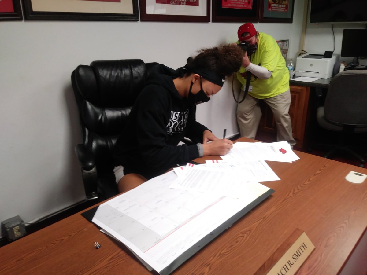 Bucks_Ballpark's tweet photo. Northside point guard Jersey Wolfenbarger makes it official and signs with Arkansas.
@JerseyWolf4 @coachneighbors @GrizzliesNHS #RiverValleyPreps https://t.co/aUOIJMDkAv