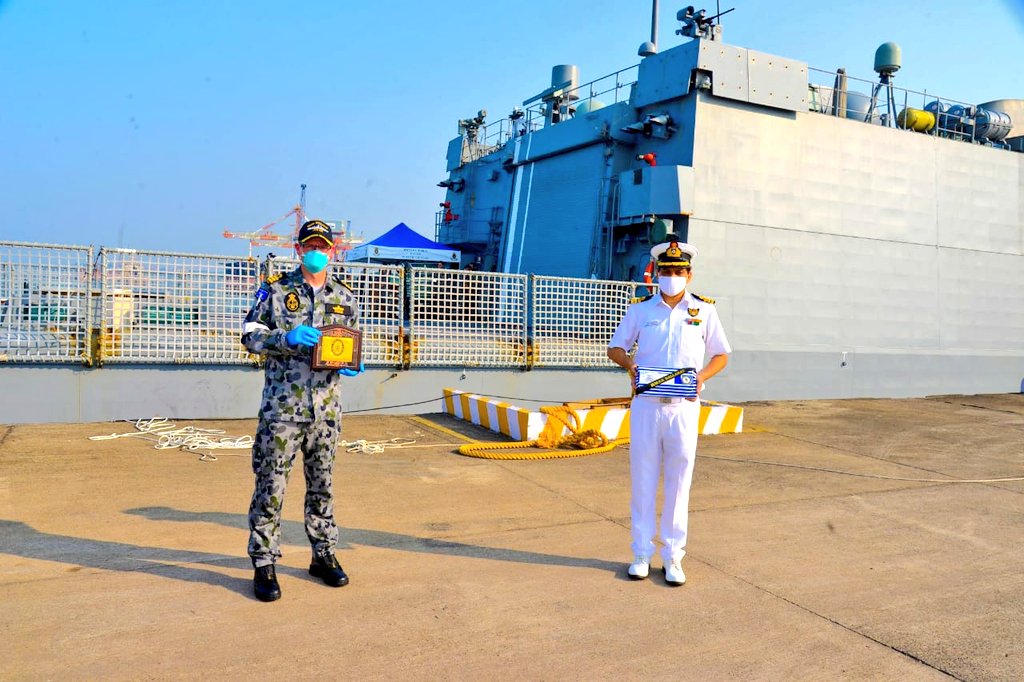 @Australian_Navy Ship HMAS Ballarat, made a port call at #Mormugao Port, Goa on 10 Nov 20. A traditional welcome extended with #Covid_19 precautions. The warship was received by Officers from Headquarters #GoaNavalArea & Defence Advisor at the Australian High Commission in India.