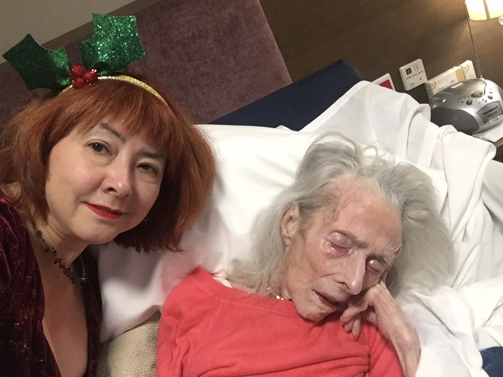Minghowriter's tweet photo. NEW BLOG POST: #CareHome #Visiting &amp; #COVID19: https://t.co/nVy4GjRplK. Why relatives (&amp; close friends of those without #family) need parity with staff as #keyworkers. #dementia #Alzheimers #care #socialcare #EndofLife https://t.co/TLyt9vD2NX