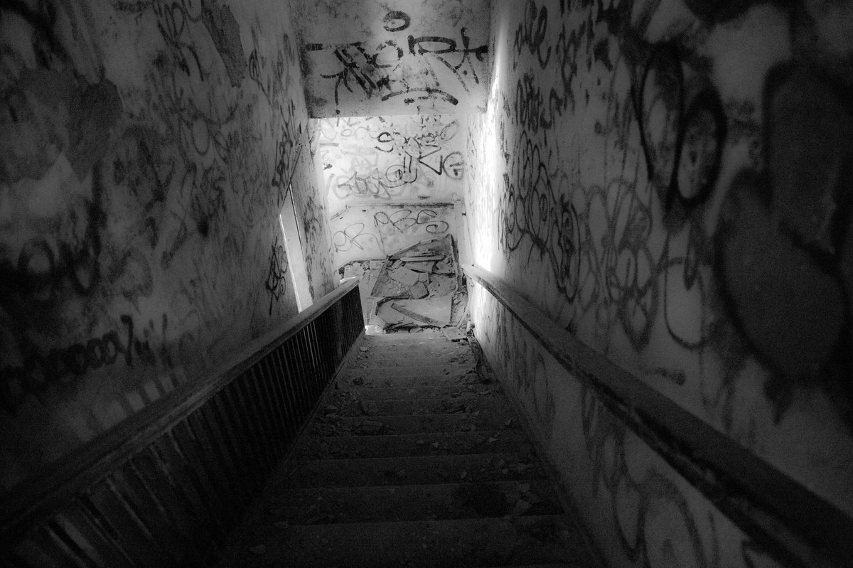 TheGIRRULEZ's tweet photo. Been going thru some old photos and wanted to share some location photos of abandoned places. It always interesting to wonder what worlds thee places used to be. #locationscouting #locationphotography #abandonedplaces #explore #exploring #creepyvibes #worldexploring https://t.co/LiR7IdIlZH