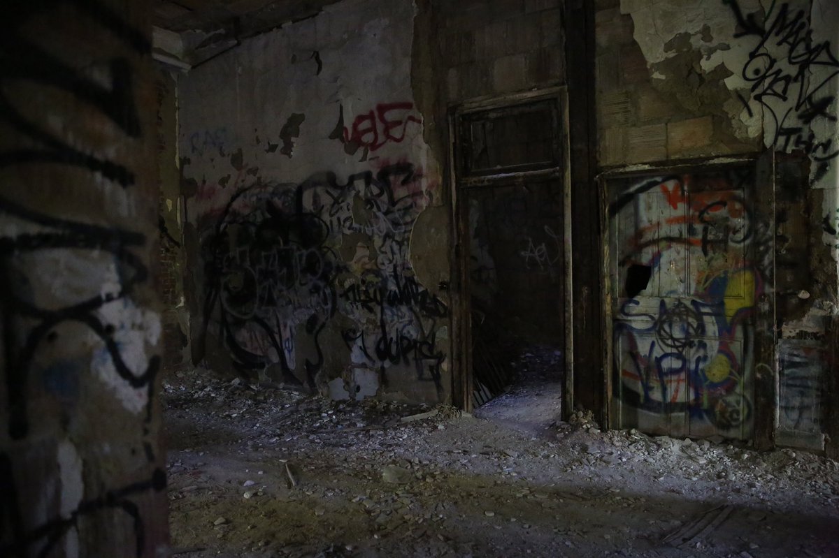 TheGIRRULEZ's tweet photo. Been going thru some old photos and wanted to share some location photos of abandoned places. It always interesting to wonder what worlds thee places used to be. #locationscouting #locationphotography #abandonedplaces #explore #exploring #creepyvibes #worldexploring https://t.co/LiR7IdIlZH