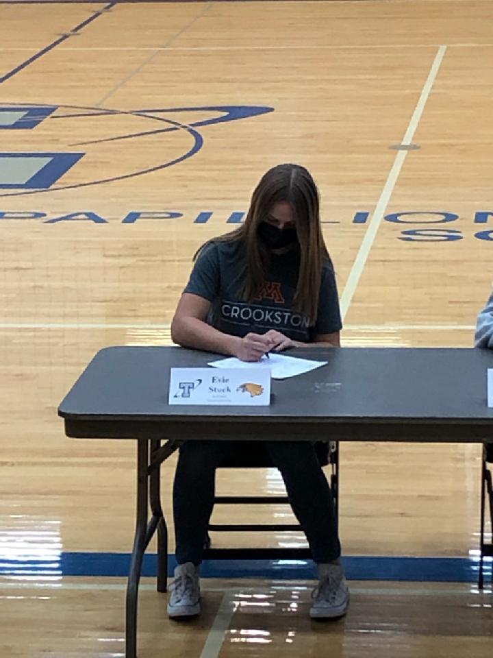IowaPremierFP's tweet photo. NLI SIGNED!  Iowa Premier GOLDs @EvieStuck signs her NLI to @UMNCrookston University! The Golden Eagles are getting a BIG TIME ARM!  GREAT JOB EVIE!  IPF NATION IS SO PROUD OF YOU!!  #IPFLIFE #NationalSigningDay https://t.co/PkpmSi2NeD