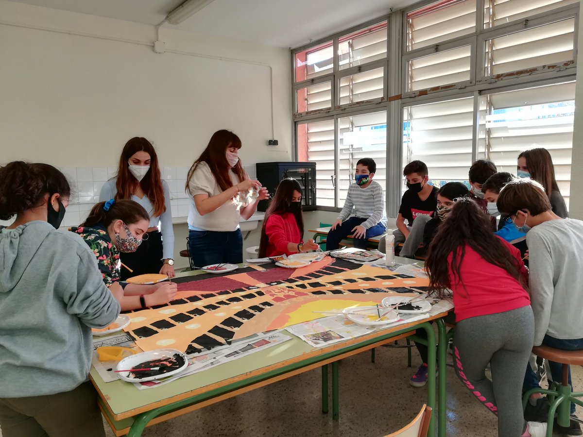 ausiasmarchlh's tweet photo. El Projecte Vivaldi de l'àrea d'ed. Artística i #EMMCA ja quasi el tenim a punt!!! 🤫Espereu com quedarà amb l'ambientació que estem preparant a la classe dels Matolls de 6è! 😉🤩🤩 https://t.co/PbVGWZNvpo