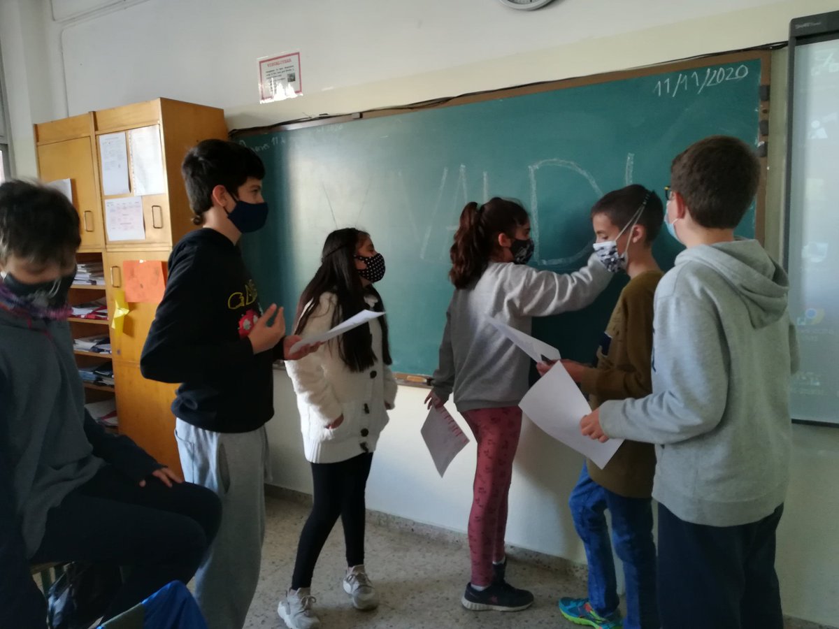 ausiasmarchlh's tweet photo. El Projecte Vivaldi de l'àrea d'ed. Artística i #EMMCA ja quasi el tenim a punt!!! 🤫Espereu com quedarà amb l'ambientació que estem preparant a la classe dels Matolls de 6è! 😉🤩🤩 https://t.co/PbVGWZNvpo