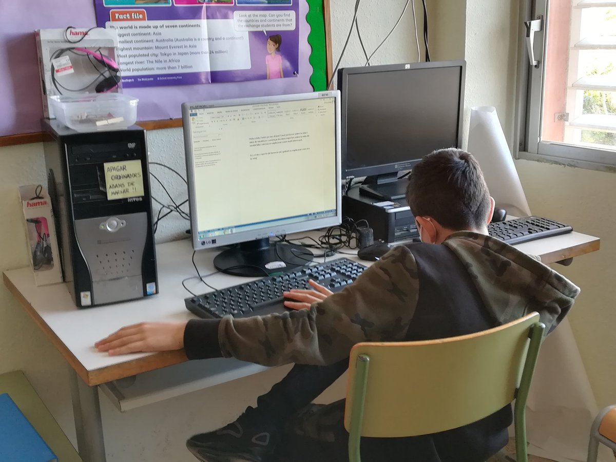 ausiasmarchlh's tweet photo. El Projecte Vivaldi de l'àrea d'ed. Artística i #EMMCA ja quasi el tenim a punt!!! 🤫Espereu com quedarà amb l'ambientació que estem preparant a la classe dels Matolls de 6è! 😉🤩🤩 https://t.co/PbVGWZNvpo