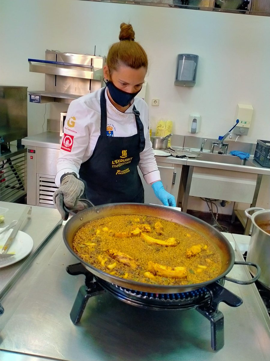 Hogarpescador's tweet photo. Segunda sesión de los talleres de formación de profesionales de la cocina en el @centredeturisme de #Alicante. @Martadeisan ha preparado canelones de pescadilla, #arroz con raya y calamares encebollados. ¡Una masterclass de rechupete! #LExquisitMediterrani @guiagastroalc https://t.co/IJgCoooa5q
