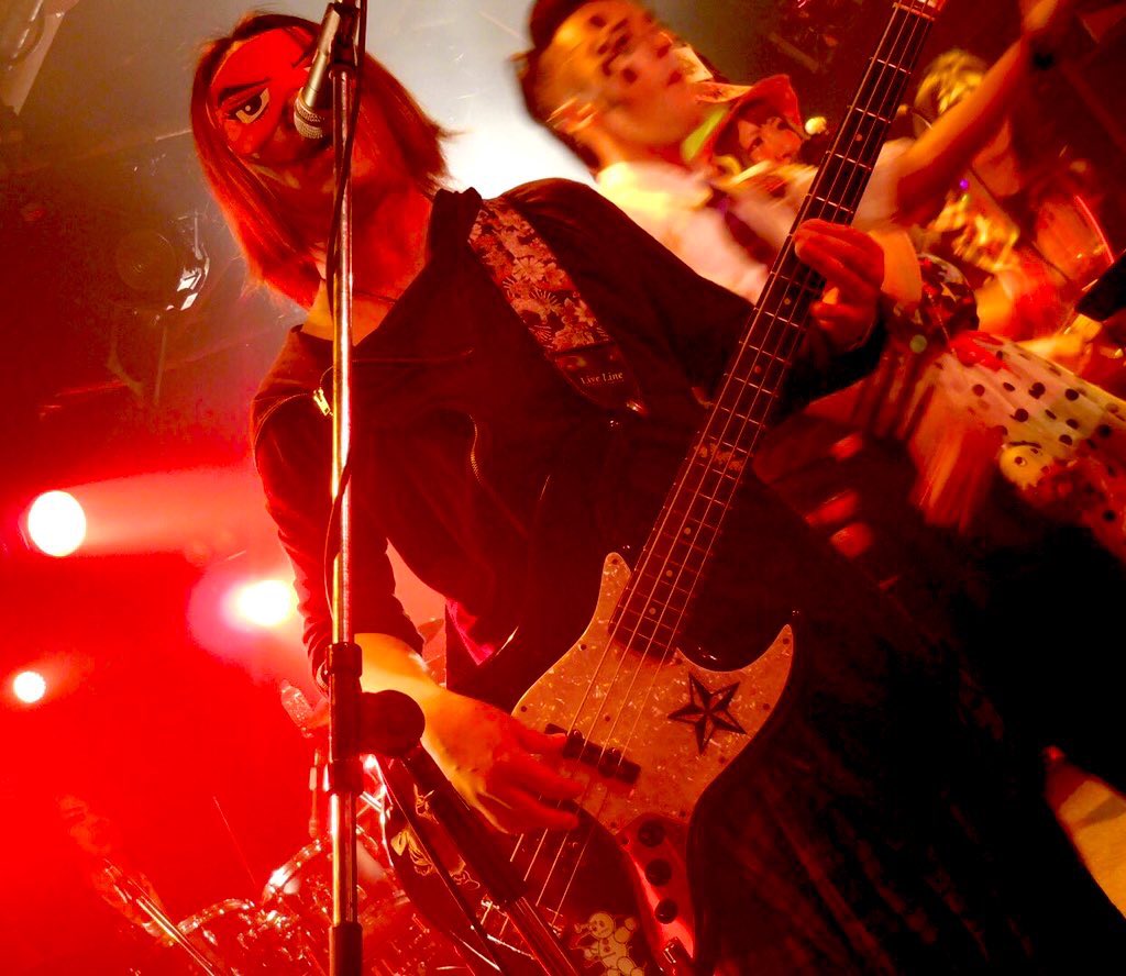 lvu_u0's tweet photo. 日付変わっちゃったけど
ベースの日でしたね(๑ơ ₃ ơ)♥

最近全然行けてないけども
奏でる低音が大好きです😌💗

#ベースの日 
#ベースの日だから好きなベーシスト晒す https://t.co/AyLRzTRbn6