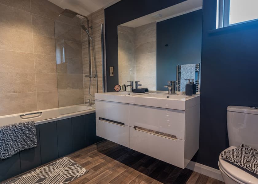 How gorgeous is this lodge in North Cornwall? 😍
Complete with two bedrooms and it's own private hot tub this lodge provides a great base for exploring the beautiful countryside and coast of Cornwall. 
DM me for more info!🙂
#staycation #uktravel #travelin2021