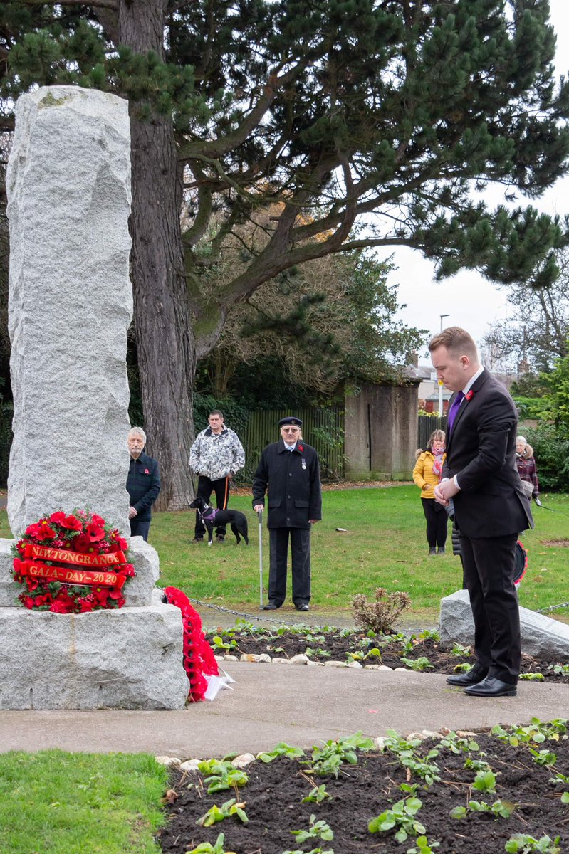 Newtongrange1st's tweet photo. Newtongrange Remembers...  today a small gathering attended a service and to lay wreaths at the War and Miner’s  Memorial. #LestWeForget #ArmisticeDay https://t.co/IzHFzTFP0L