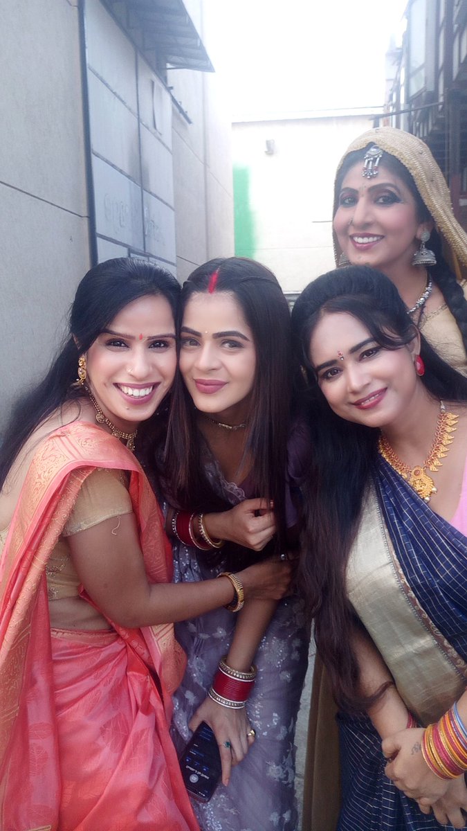 chhavi_awasthi's tweet photo. My other family, 😊 Shakti 

#BehindtheScenes #ontheset #shaktiastitvakehsaaski #ColorsTV #RSTF  #chhaviawasthi #jigyasasingh #ekktabpsingh #RubinaDiliak https://t.co/vq1Rnzz5Hy