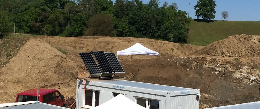 Internet puissant et électricité jour et nuit - essentiels sur un chantier en 2020.
Mettez suno_mobile power sur le toit et votre chantier est prêt.  Votre client constatera que de l'électricité verte est déjà produite ici pendant la phase de construction.