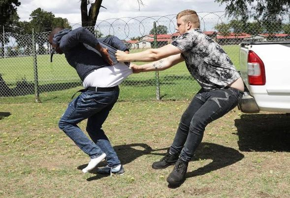 Enzolingo's tweet image. mzanzi not missing a beat 😂😂😂 #johnvuligatechallenge #brackenfellhigh