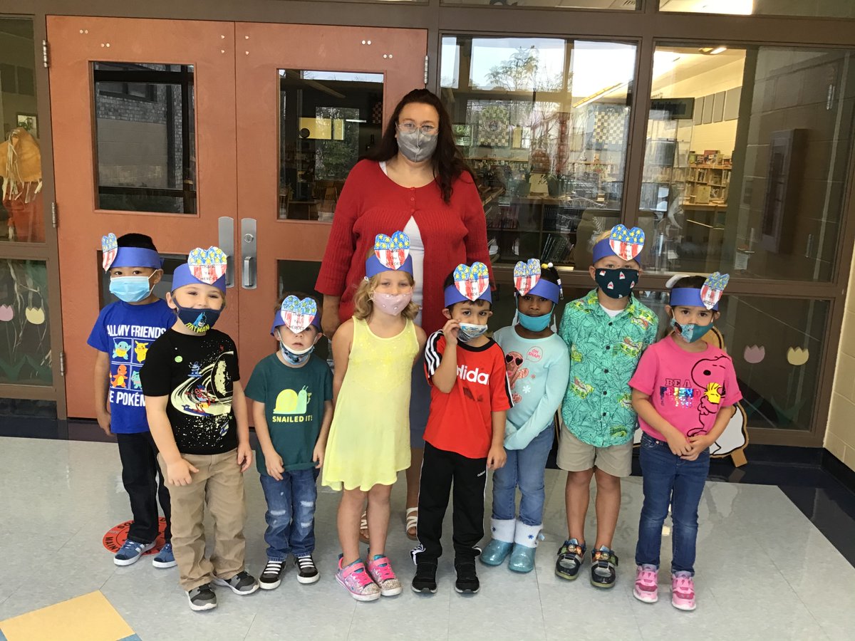 FesCommons's tweet photo. Mrs. Mullin's CD Class thanking me for my service in the US Army on Veteran's Day (So fun to see their faces when they realize that the Library Aide was in the Army) #HCSLibraryMedia #HCSLibraries #ForestbrookElementary #horrycountyschools #HCSinfo #learningcommons #LeadHCS https://t.co/JtERCaX0DV