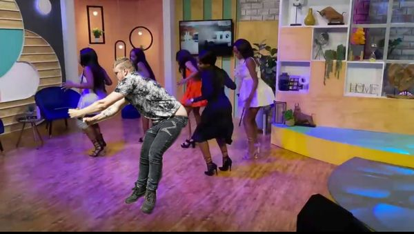 Enzolingo's tweet image. mzanzi not missing a beat 😂😂😂 #johnvuligatechallenge #brackenfellhigh