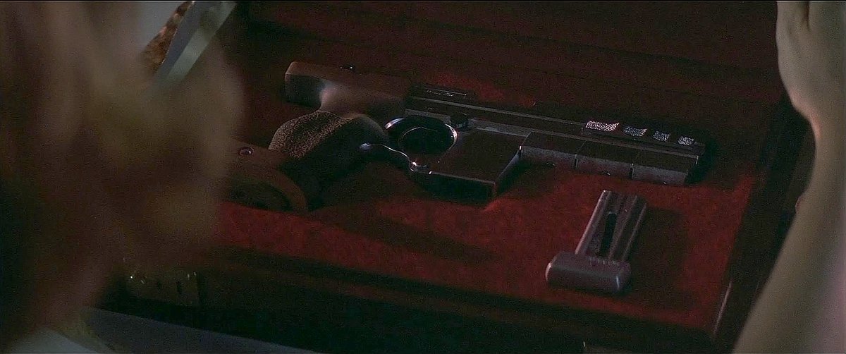 映画に出てくる武器紹介bot 旧アカヤネ Hammerli 280 登場作品 アサシン 暗 殺 者 ボブがマギーに延長マガジンを装着した本銃を与え レストランにて V I P を暗殺する任務にマギーが使用する 画像はimfdbより引用