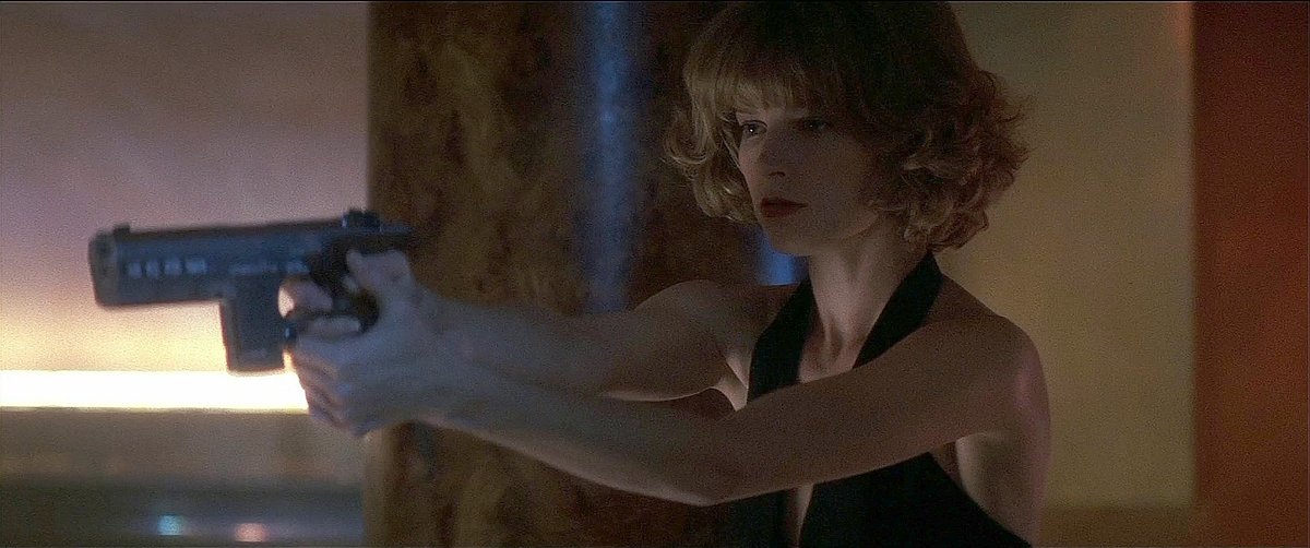 映画に出てくる武器紹介bot 旧アカヤネ Hammerli 280 登場作品 アサシン 暗 殺 者 ボブがマギーに延長マガジンを装着した本銃を与え レストランにて V I P を暗殺する任務にマギーが使用する 画像はimfdbより引用