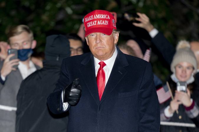 eluniversocom's tweet photo. Donald Trump podría volver a presentarse para las elecciones de Estados Unidos en 2024 ► https://t.co/80fbzkuaTy https://t.co/64xLhvRZBa