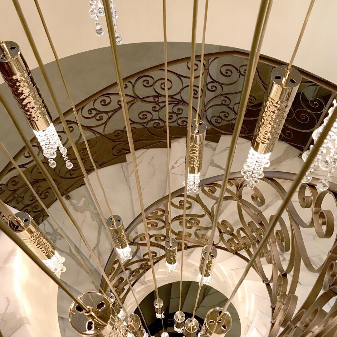 CastroLighting's tweet photo. SAFI Suspension ✨
VIEW MORE ➡️ https://t.co/vwh9V0AtOe

Wednesday Inspo with this beautiful #staircase featuring Safi Suspension.

#castrolighting #castrointeriors #luxurydesign #luxurylighting #suspension #luxurylifestyle #chandelier #gold #brass #homedecoration https://t.co/SMYExE7T5X