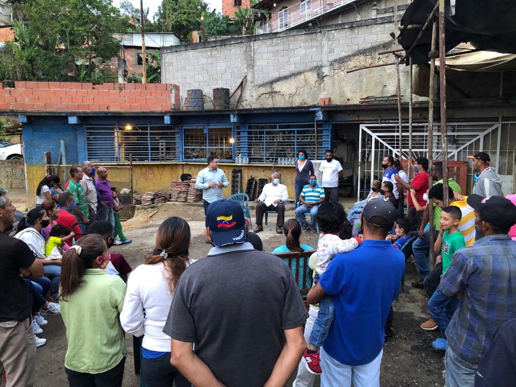 Chchirinos's tweet photo. Una élite oficialista se creyó con derecho a TODO el poder sin la capacidad necesaria. Otra elite vendió el cuento de que cada Presidente de la A.N era también Presidente del país.  Defraudaron al pueblo!. En Soluciones Para Venezuela articulamos el encuentro. Guaicaipuro-Miranda https://t.co/jQXNJ4iFKy