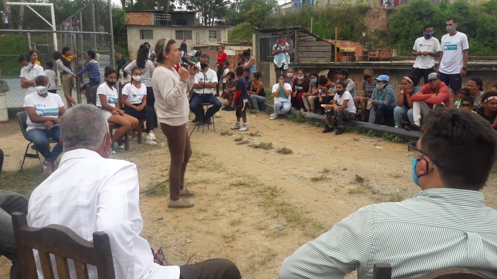 Chchirinos's tweet photo. Una élite oficialista se creyó con derecho a TODO el poder sin la capacidad necesaria. Otra elite vendió el cuento de que cada Presidente de la A.N era también Presidente del país.  Defraudaron al pueblo!. En Soluciones Para Venezuela articulamos el encuentro. Guaicaipuro-Miranda https://t.co/jQXNJ4iFKy